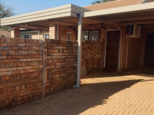 3 Bed Townhouse in Doornpoort and surrounds