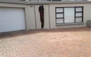1 Bedroom Apartment in Somerset West Central