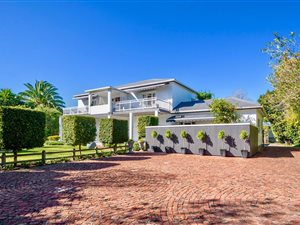 11 Bed House in Camphers Drift