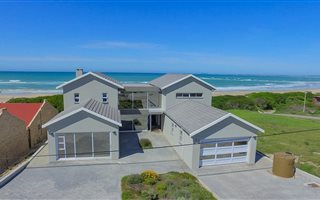 5 Bedroom House in Paradise Beach