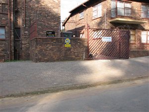 2 Bed Townhouse in Roodepoort West