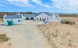 6 Bedroom House in Long Acres