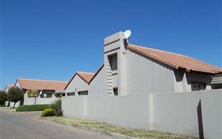 2 Bedroom Townhouse in Mooikloof Ridge