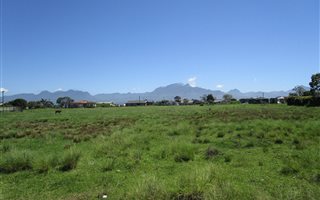 8208 m² Land available in Pacaltsdorp