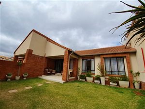2 Bed Townhouse in Rietvlei Heights Country Estate