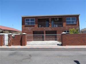 4 Bed House in Elsies River