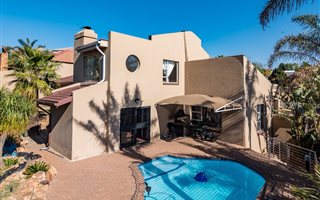 4 Bedroom House in Noordheuwel