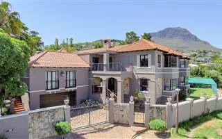 7 Bedroom House in La Concorde