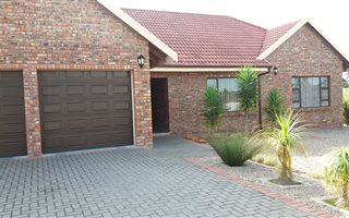 4 Bedroom House in Rooirivierrif