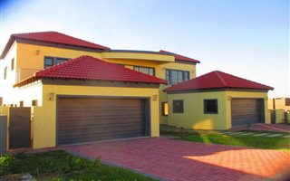 5 Bedroom House in Blue Valley Golf Estate