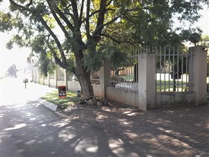 2961 m² Land available in Oriel