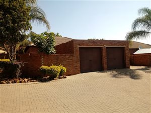 3 Bed Townhouse in Heuwelsig Estate