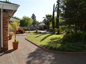 5 Bed House in Dan Pienaar