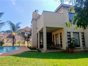 4 Bed House in Ruimsig Country Estate