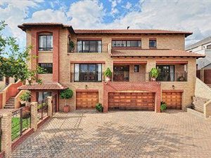 4 Bed House in Ruimsig Country Estate