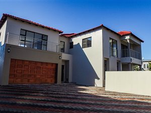 6 Bed House in Glen Eagles Estate