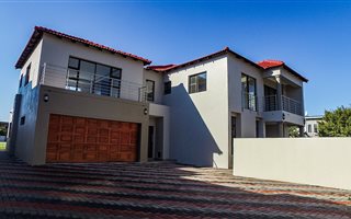 6 Bedroom House in Glen Eagles Estate