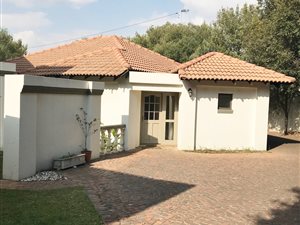 2 Bed Garden Cottage in Fourways Gardens