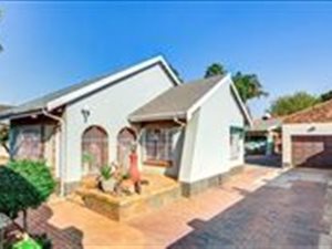 3 Bed House in Rhodesfield