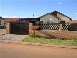 2 Bedroom House in Clayville
