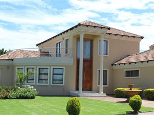 4 Bedroom House in Blue Valley Golf Estate