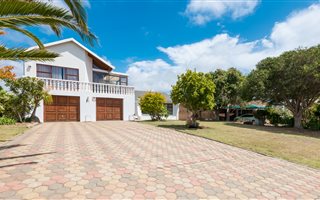 3 Bedroom House in Hartenbos Heuwels