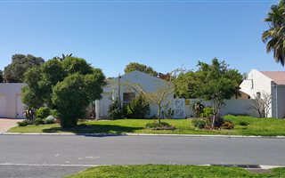 3 Bedroom House in Sunningdale