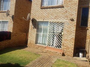 2 Bed Townhouse in Heuwelsig Estate