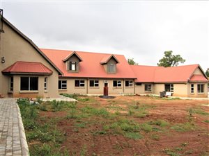 1500 m² Commercial space in Clubview