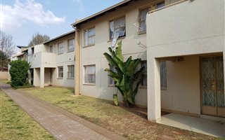 3 Bedroom Townhouse in Die Hoewes