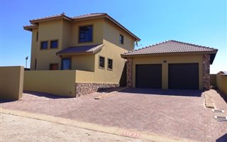 3 Bedroom House in Aqua Vista