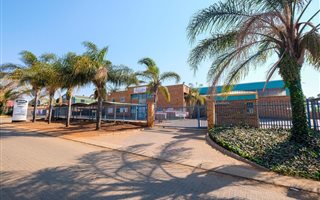 2438 m² Industrial space in Gateway Industrial Park