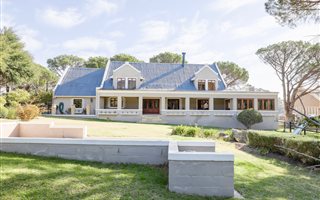 5 Bedroom House in Sir Lowrys and surrounds