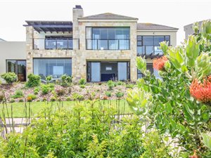 4 Bed House in Oubaai and surrounds