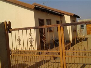 3 Bedroom House in Isiphetweni