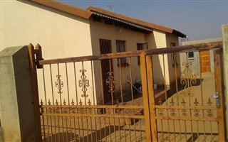 3 Bedroom House in Isiphetweni