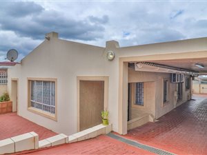 4 Bed House in Shallcross