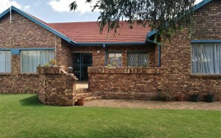 3 Bedroom House in Dennesig