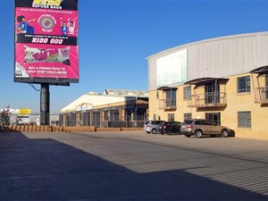2700 m² Industrial space in Pomona
