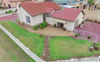 3 Bedroom House in Roodepoort West