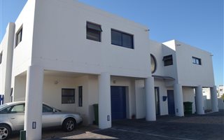 6 Bedroom House in Paradise Beach