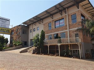 3800 m² Retail Space in Die Hoewes
