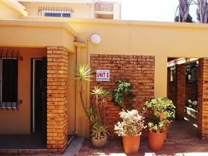 700 m² Commercial space in Glen Marais