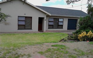 4 Bedroom House in Bredasdorp