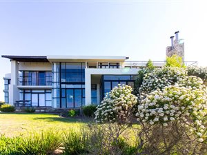 4 Bed House in Oubaai and surrounds