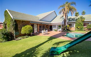 5 Bedroom House in Alphen Park
