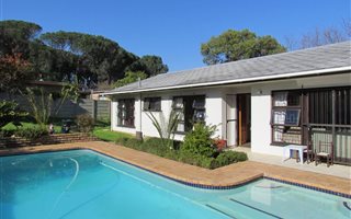 4 Bedroom House in Onder Papegaaiberg