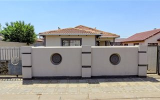 2 Bedroom House in Protea Glen