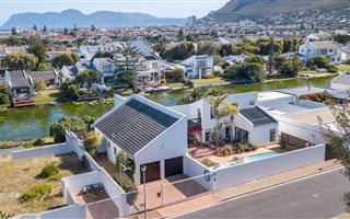 4 Bedroom House in Marina Da Gama