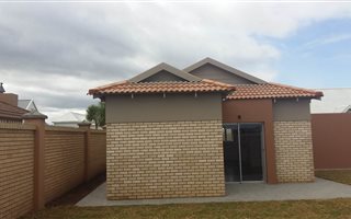 2 Bedroom Townhouse in Pacaltsdorp
